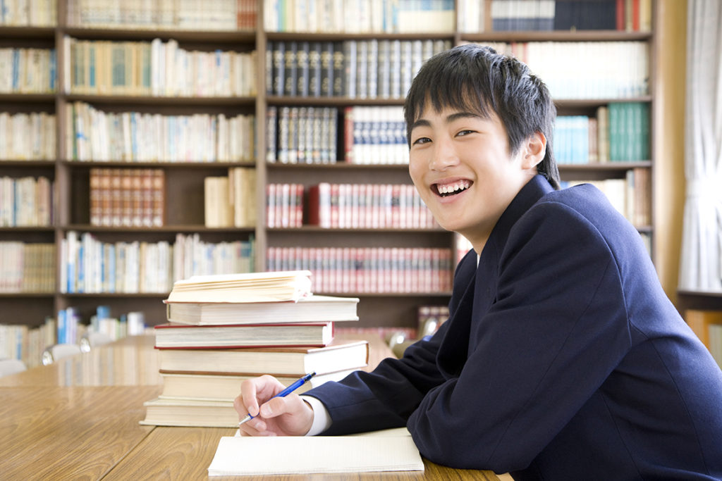 Men's junior high school students to study in the library